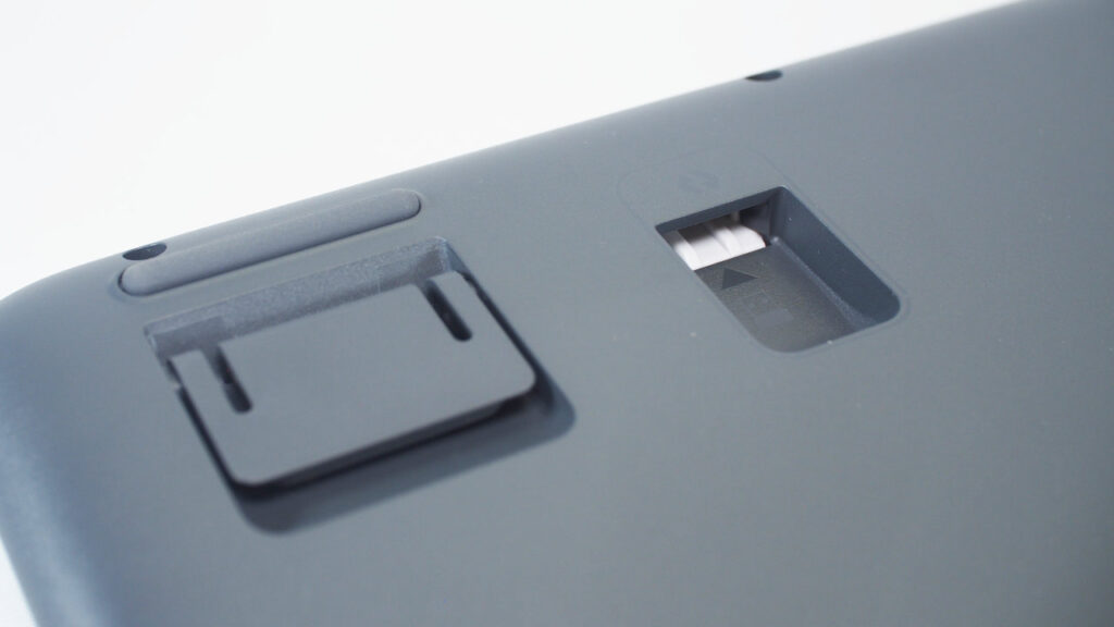 底面にあるLogi Boltレシーバーの格納場所。