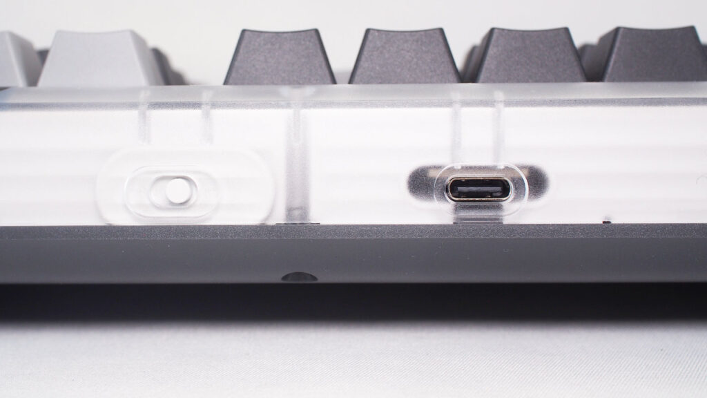 背面にあるUSBポートと電源スイッチ。