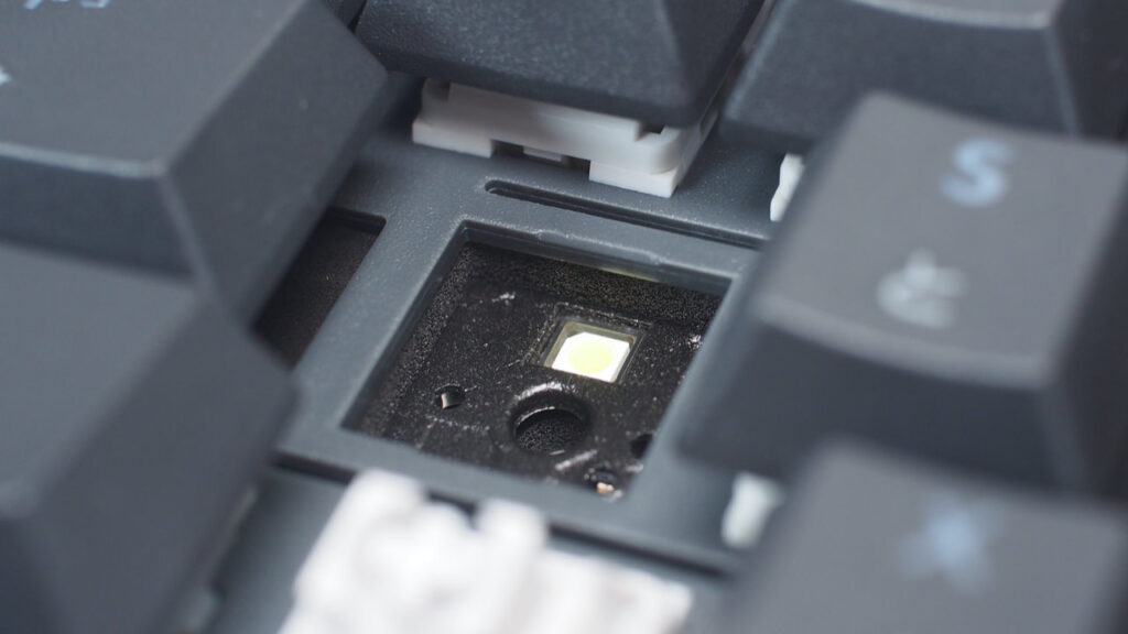 Alto Keys K98Mのキースイッチを外したところ。