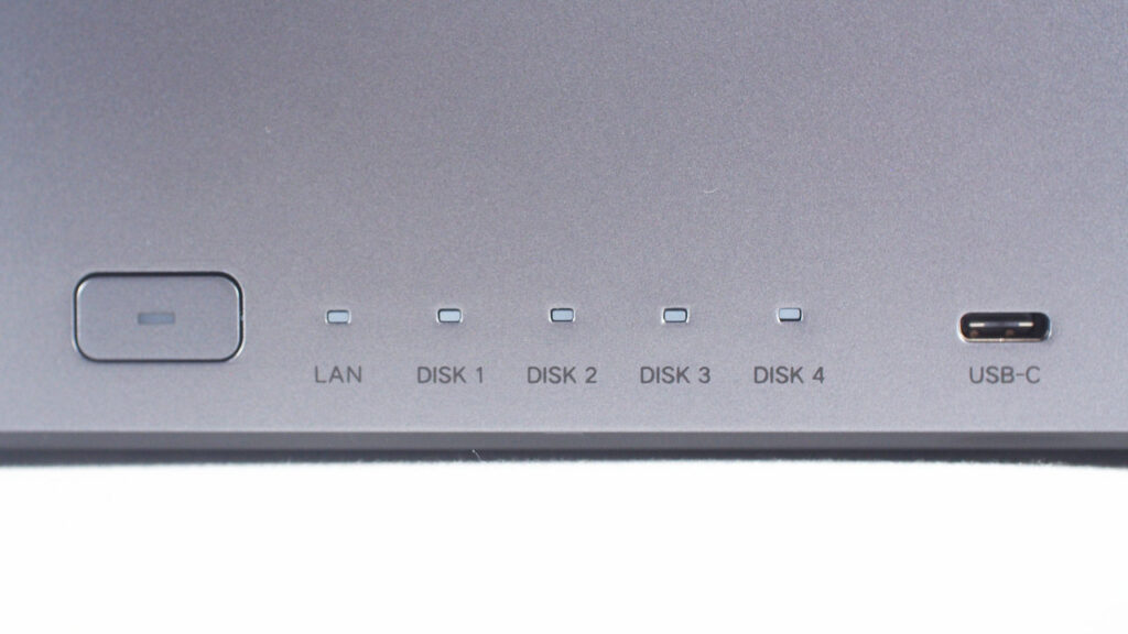 UGREEN NASync DH4300 Plusの正面下部のランプ類。