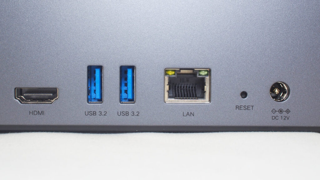 UGREEN NASync DH4300 Plusの背面の各種ポート類。