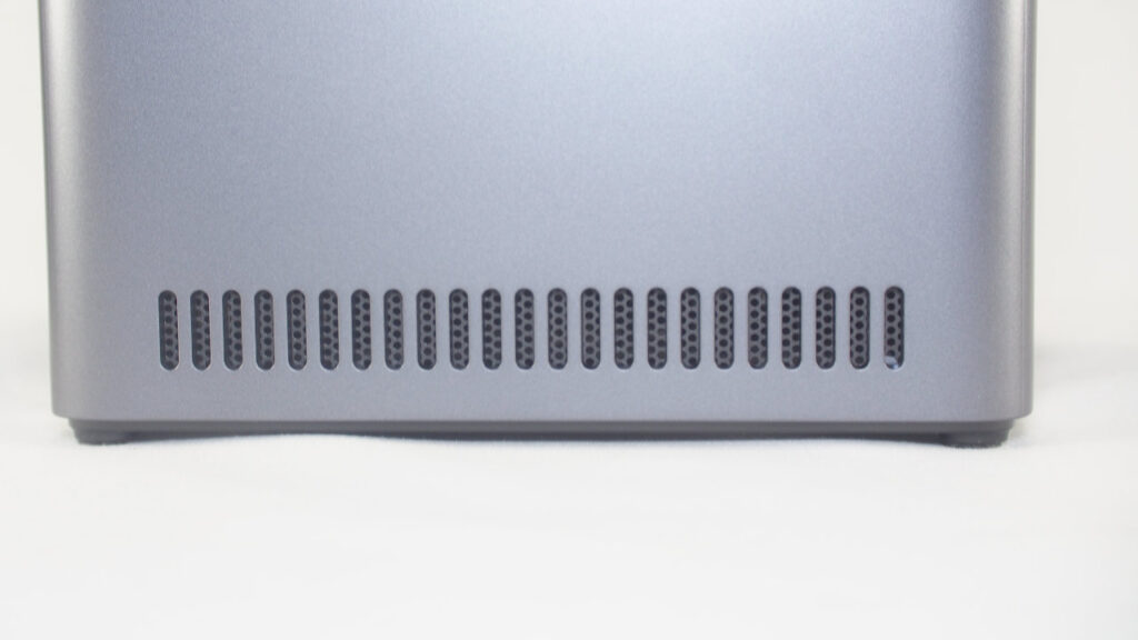 UGREEN NASync DH4300 Plusの両側面にある排気用の通気口。