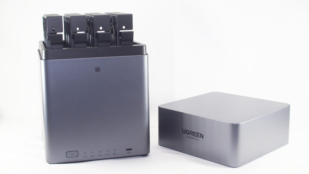 UGREEN NASync DH4300 Plusのフタ部分を外したところ。