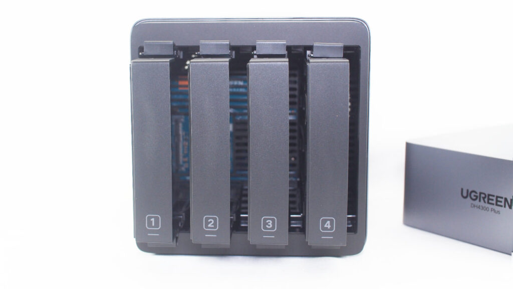 UGREEN NASync DH4300 Plusの内部。