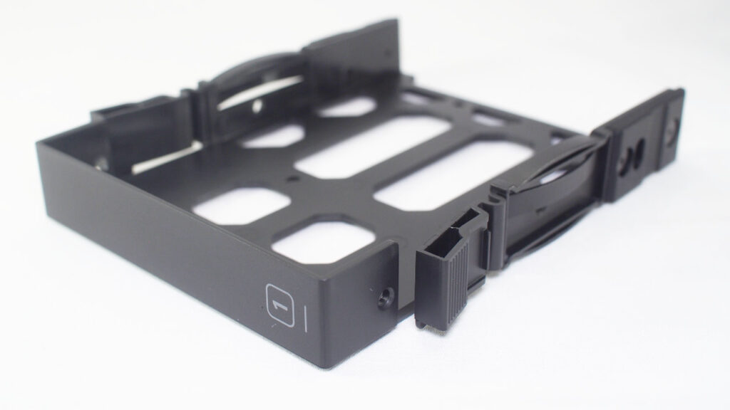 UGREEN NASync DH4300 Plusのハードディスク取付用のトレイ。