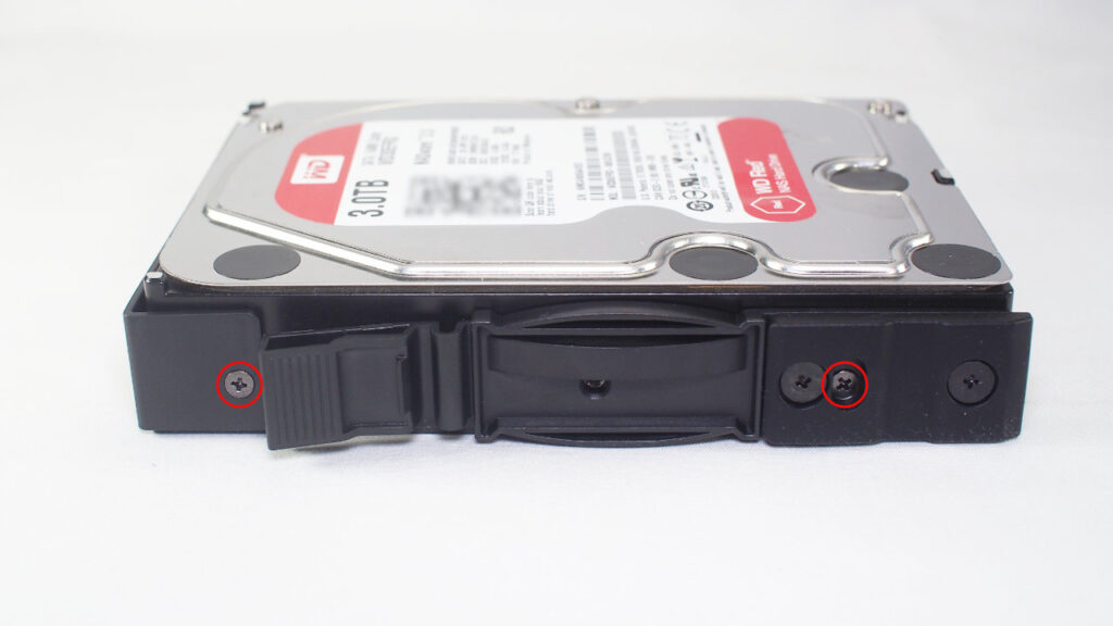 トレイにハードディスクを取り付けたところ。