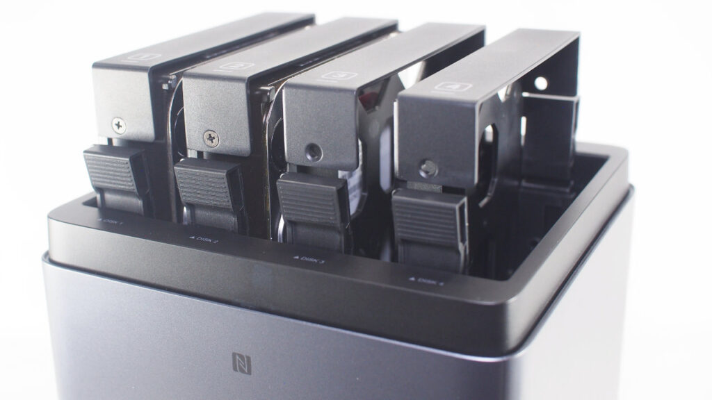 UGREEN NASync DH4300 Plusにハードディスクを装着したところ。