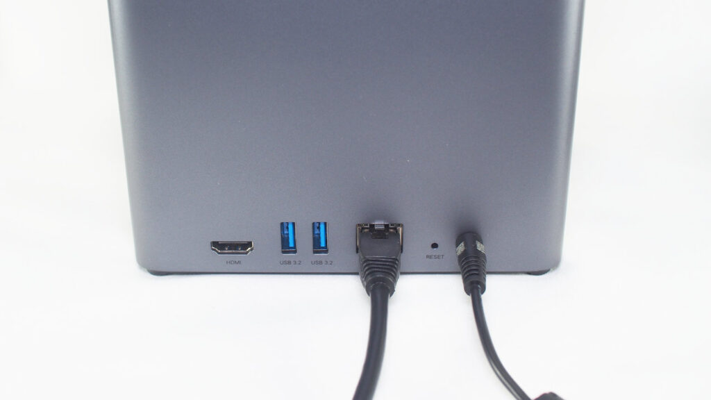 UGREEN NASync DH4300 PlusにLANケーブルと電源を接続したところ。