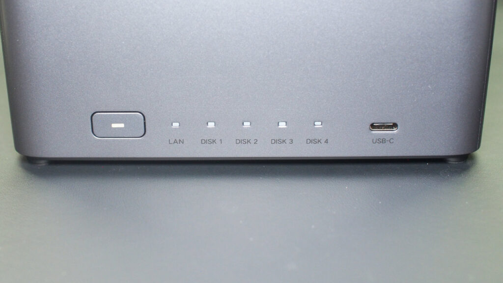 UGREEN NASync DH4300 Plusの電源を入れたところ。
