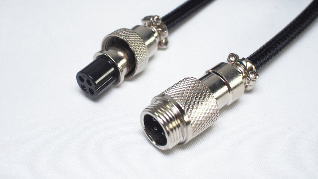 ATTACK SHARK M86に付属するUSBケーブル。