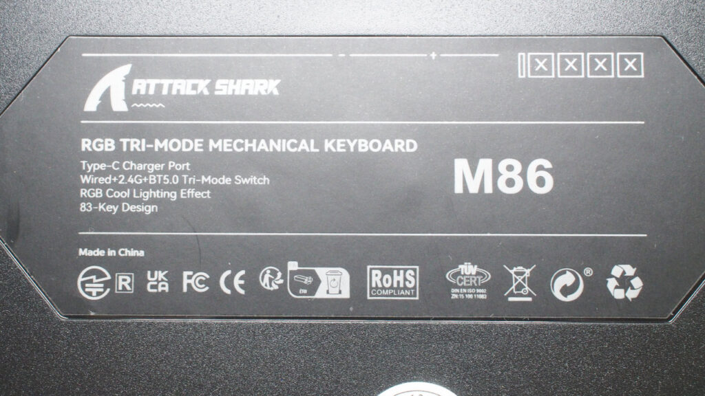 底面のシール。技適マークの表示はあるが証明番号の表示はなし。