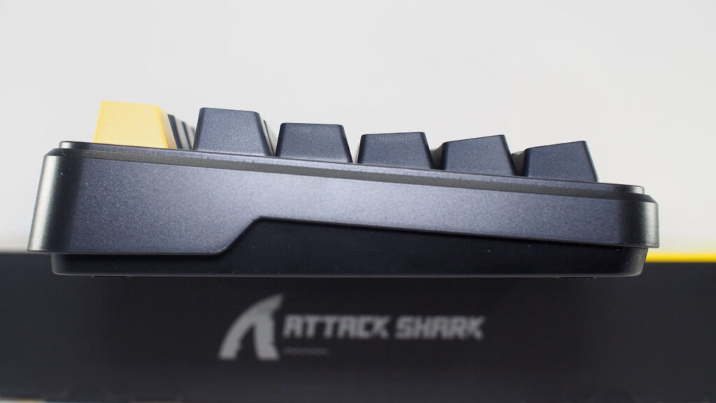 ATTACK SHARK M86の側面。