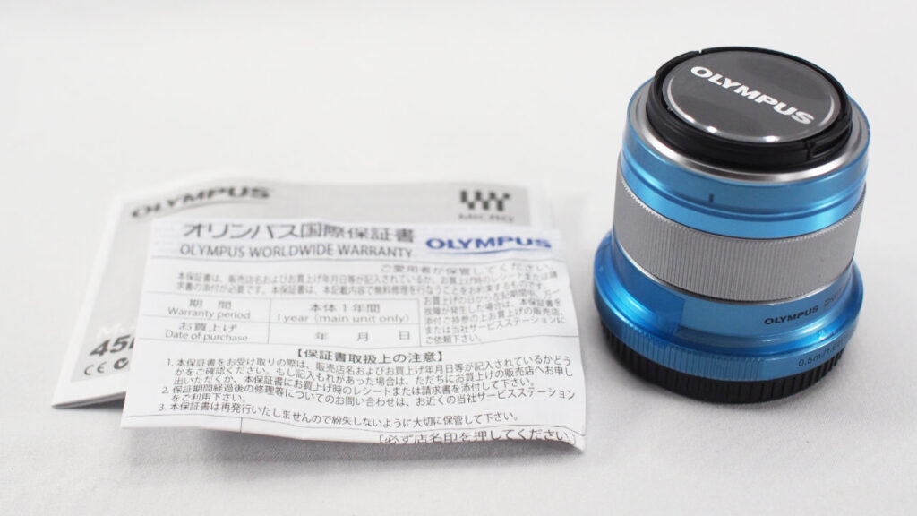 届いたM.ZUIKO DIGITAL 45mm F1.8の内容物。