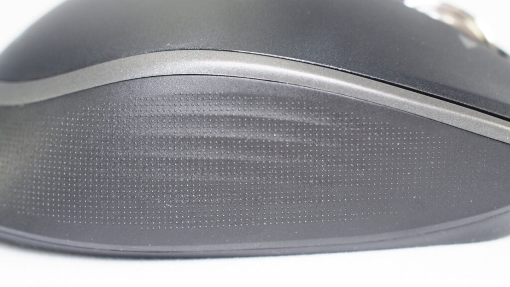 MA-WBIRS635BKの右側面の滑り止め。