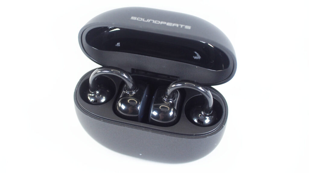 SOUNDPEATS UU2のケースを開けたところ。