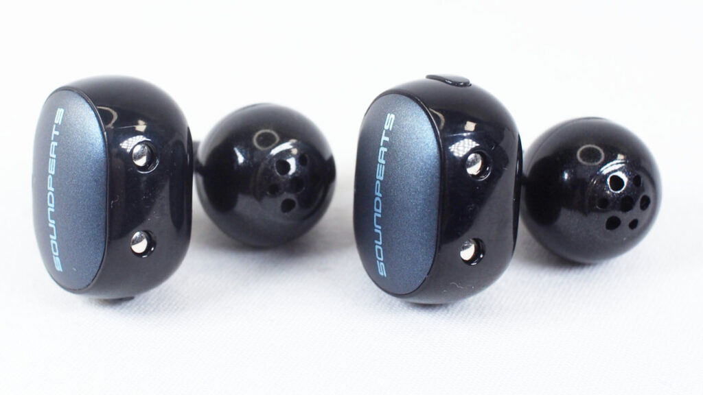 SOUNDPEATS UU2の充電端子。