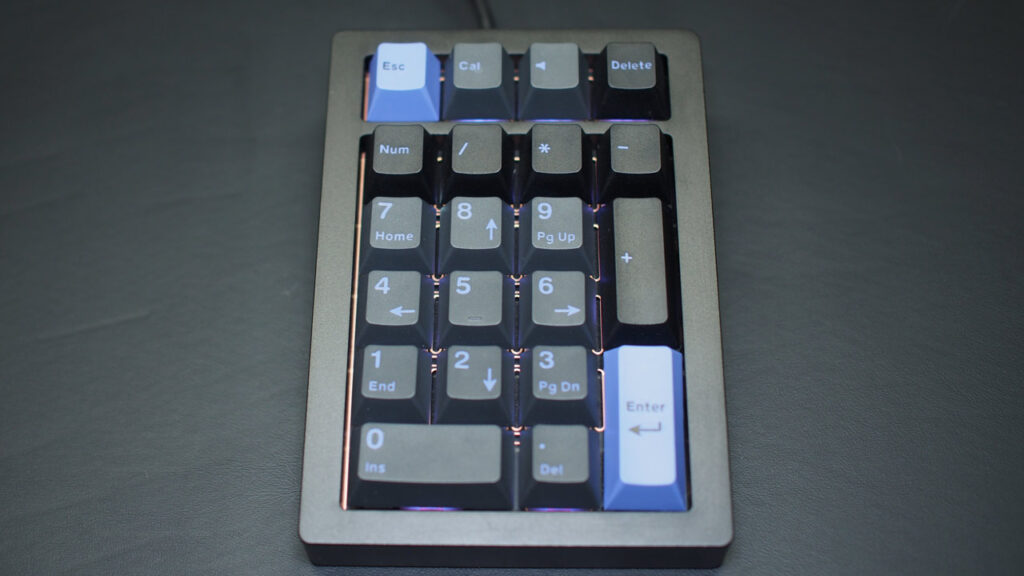 Weikav Stars21のバックライト点灯時（照明あり）。