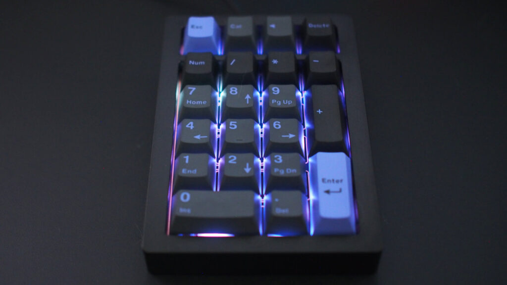 Weikav Stars21のバックライト点灯時（照明なし）。