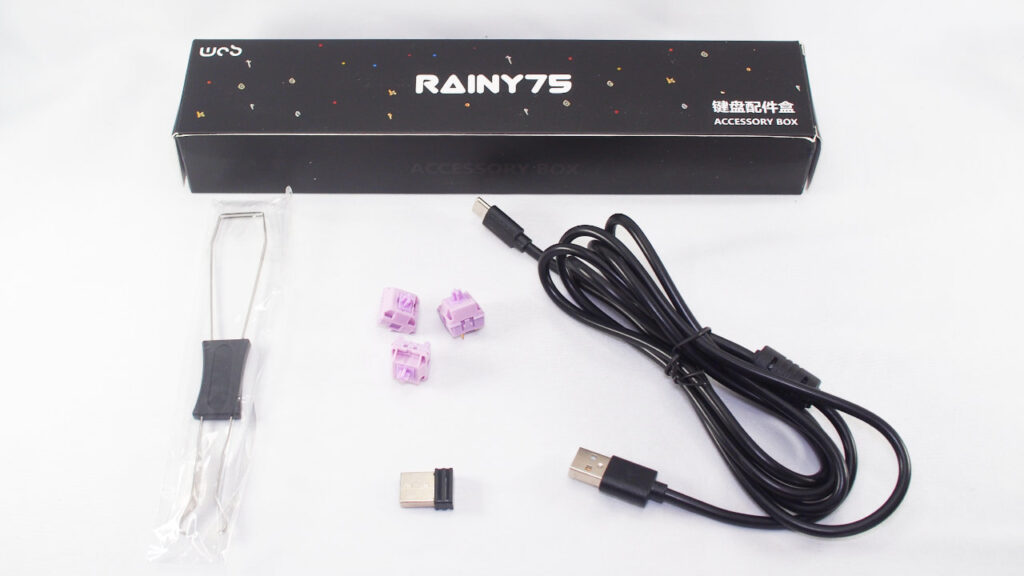 WOBKEY Rainy 75に付属するUSBケーブル、ワイヤレスレシーバー、予備キースイッチ、引き抜き工具。