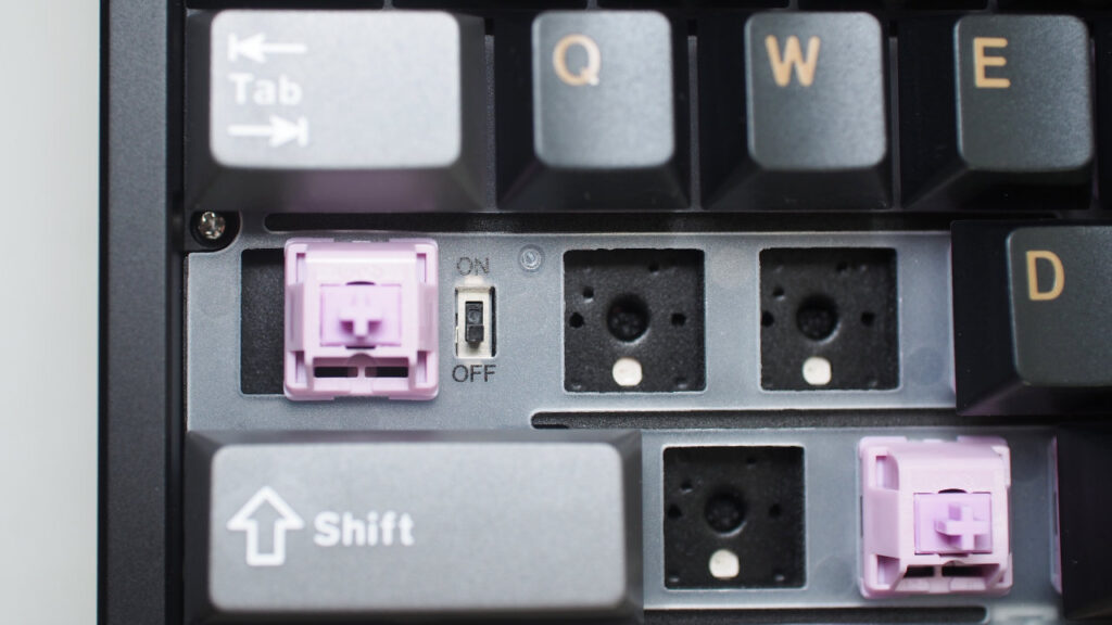 CapsLockキーの下にある無線スイッチ。