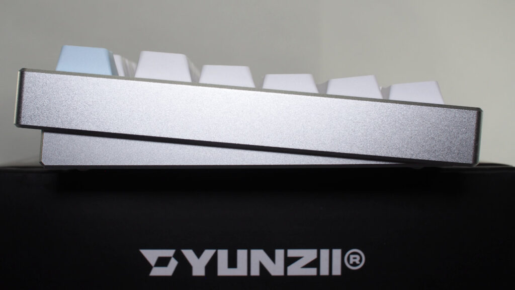 YUNZII AL75 PROの側面。