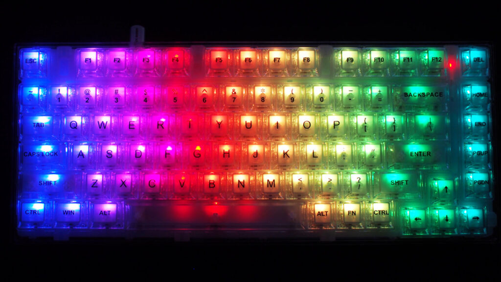 YUNZII X75 PROのバックライト点灯時（暗い部屋で撮影）。