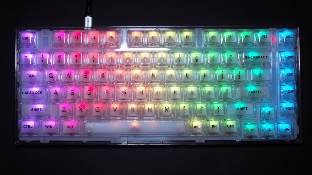 YUNZII X75 PROのバックライト点灯時（照明のある状態で撮影）。