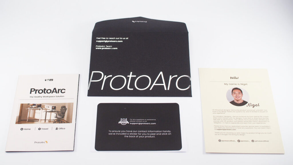 ProtoArc EM25に付属する封筒の内容物。