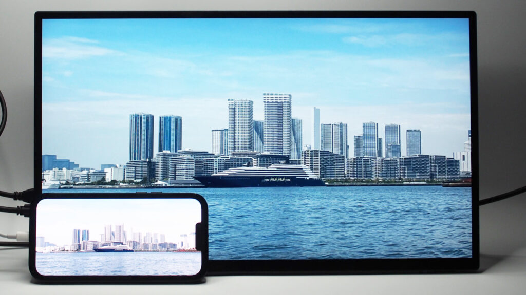 Uperfect 18.5インチ モバイルモニターとiPhone 13 Pro Max。
