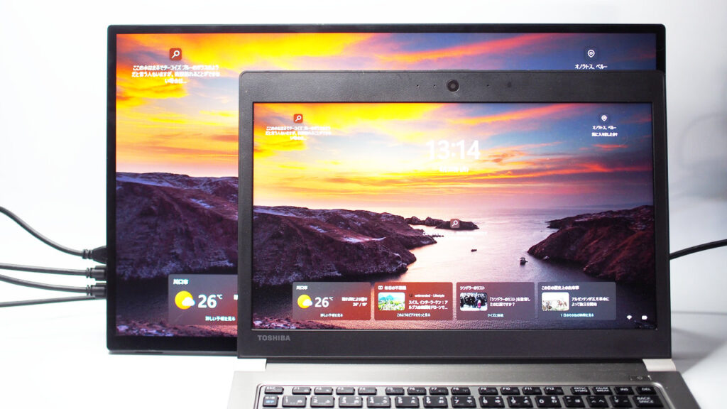 Uperfect 18.5インチ モバイルモニターとA4サイズのノートPC。