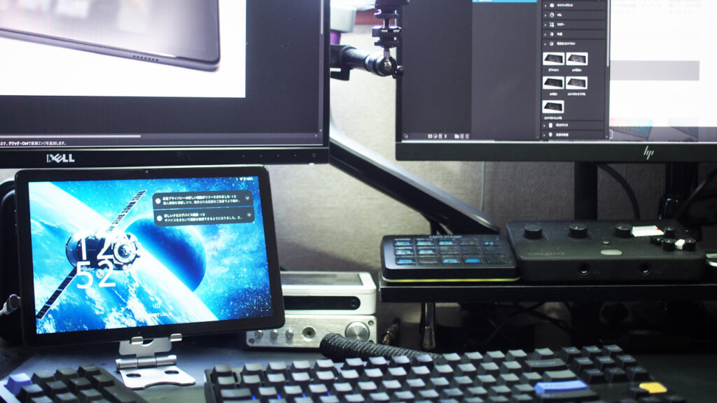 デスクにFPD CP10-J1を設置したところ。