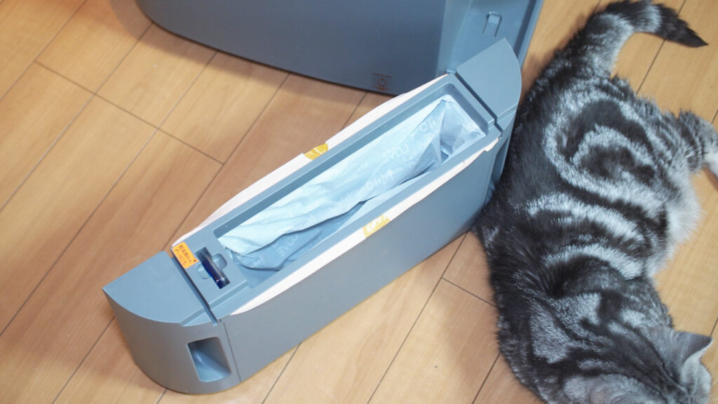 ダストボックスにゴミ袋と消臭剤をセットしたところ。
