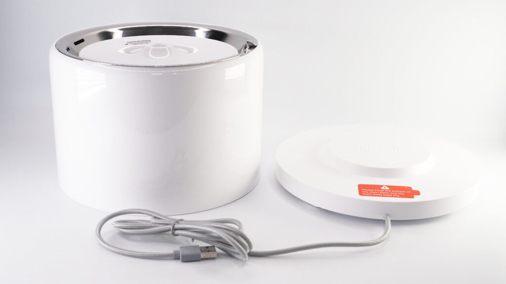 PETKIT EVERSWEET 3 PROの給水タンクと電源ベース。