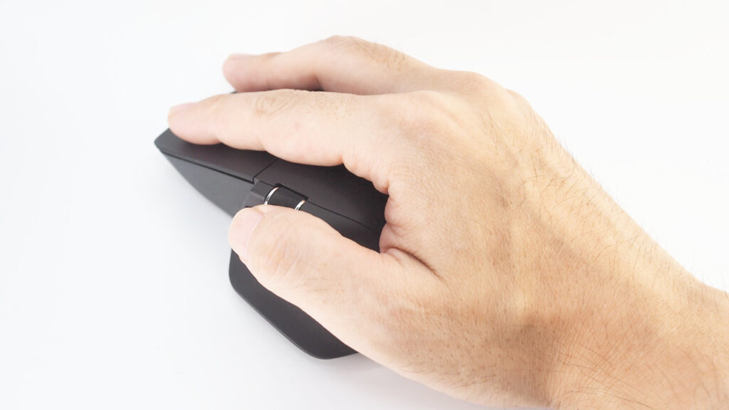Philips SPK7858のサイドホイールを回すところ。