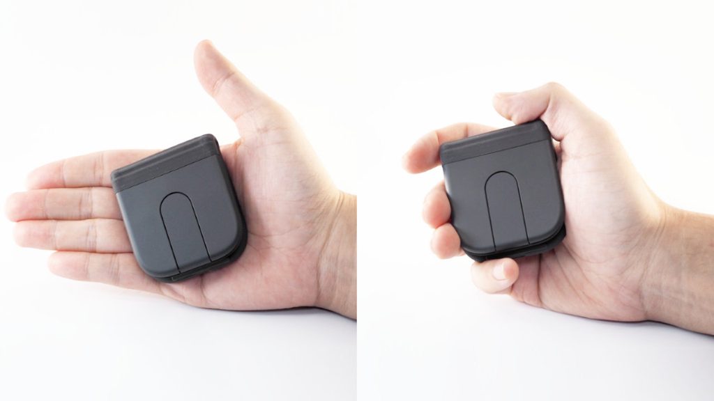 Mobi Foldを手のひらに置いたところと握ったところ。