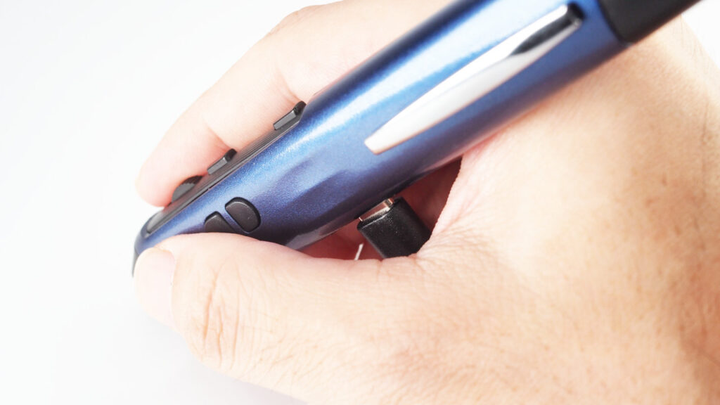 充電ケーブルを接続した状態でもしながらも使用できる。
