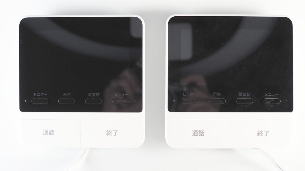 左：拡張モニター、右：スマートテレビドアホンの親機モニター。