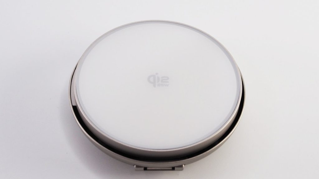 ESR Cyclone 25W マグネット充電パッド CryoBoost搭載の前面。