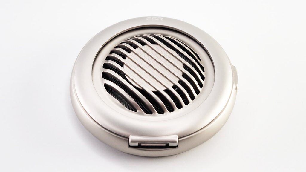 ESR Cyclone 25W マグネット充電パッド CryoBoost搭載の背面。