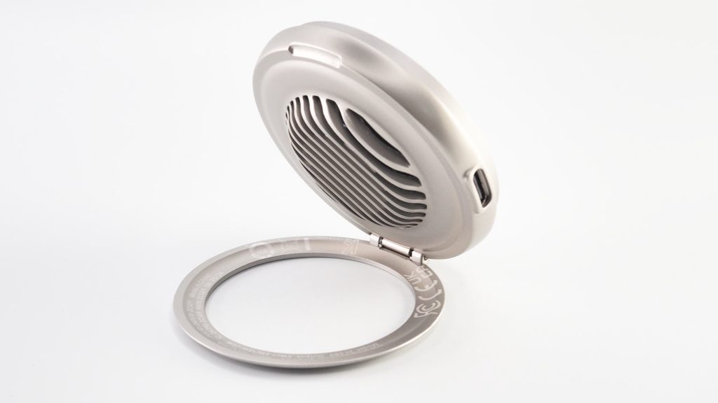 ESR Cyclone 25W マグネット充電パッド CryoBoost搭載の内蔵スタンド。