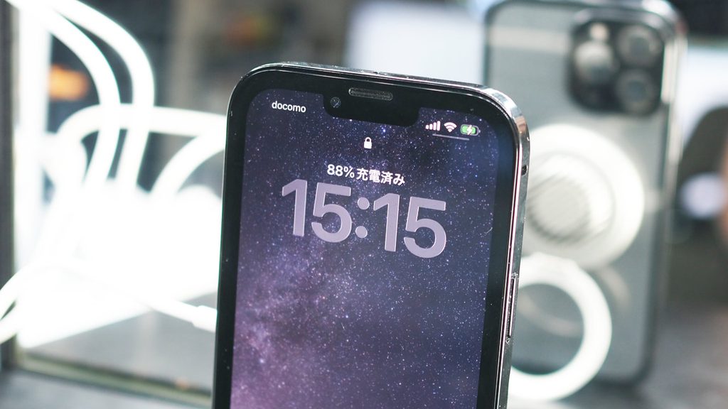 ハードケースを装着したiPhoneでも充電可能。
