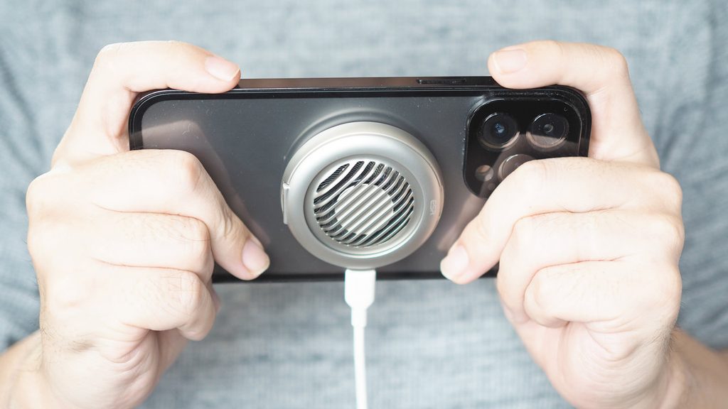 充電しながらiPhoneを横向きで使用してもケーブルが邪魔にならない。