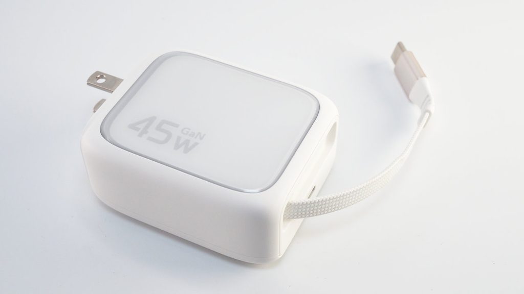 使用したESR Xtend 45W 巻き取り式充電器。