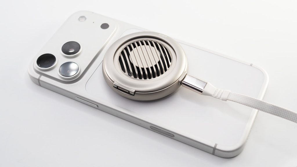iPhone 17 Pro MaxとESR Cyclone 25W マグネット充電パッド CryoBoost搭載。