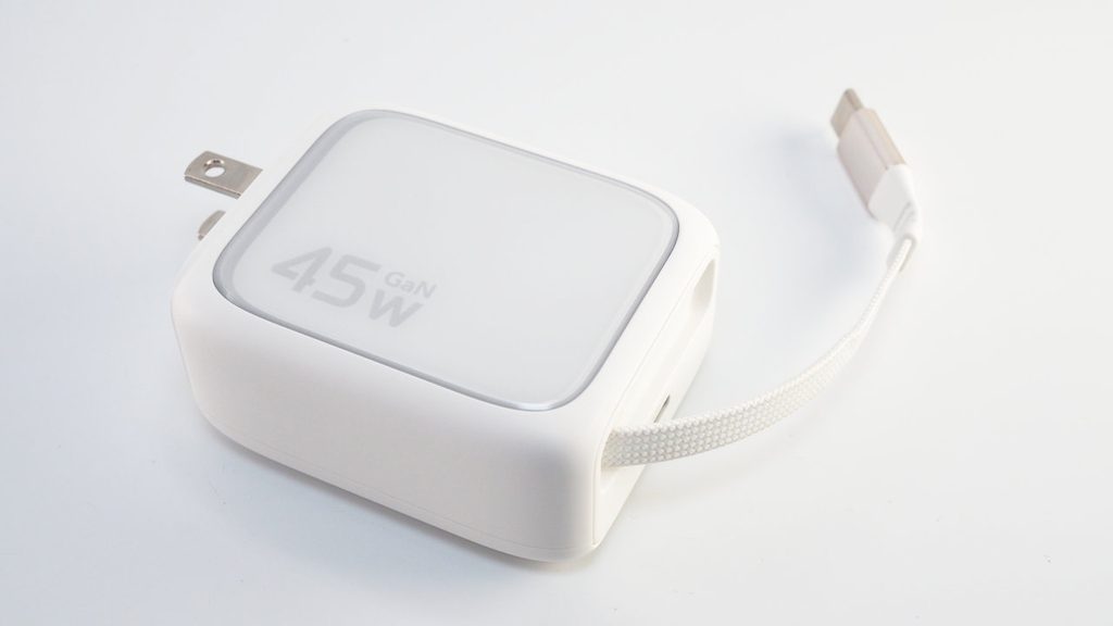ESR Xtend 45W 巻き取り式充電器の外観。