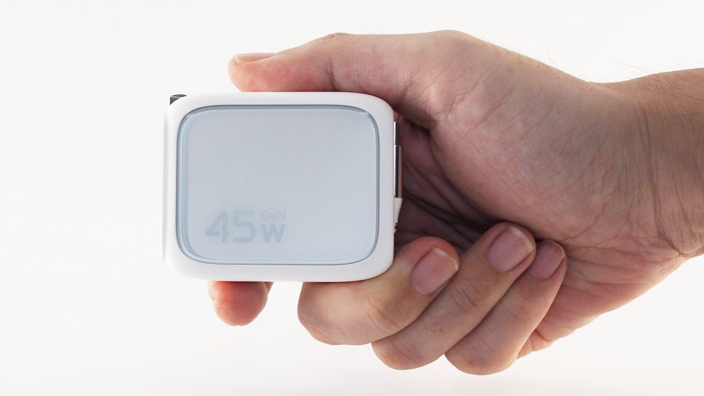 ESR Xtend 45W 巻き取り式充電器を持ったところ。