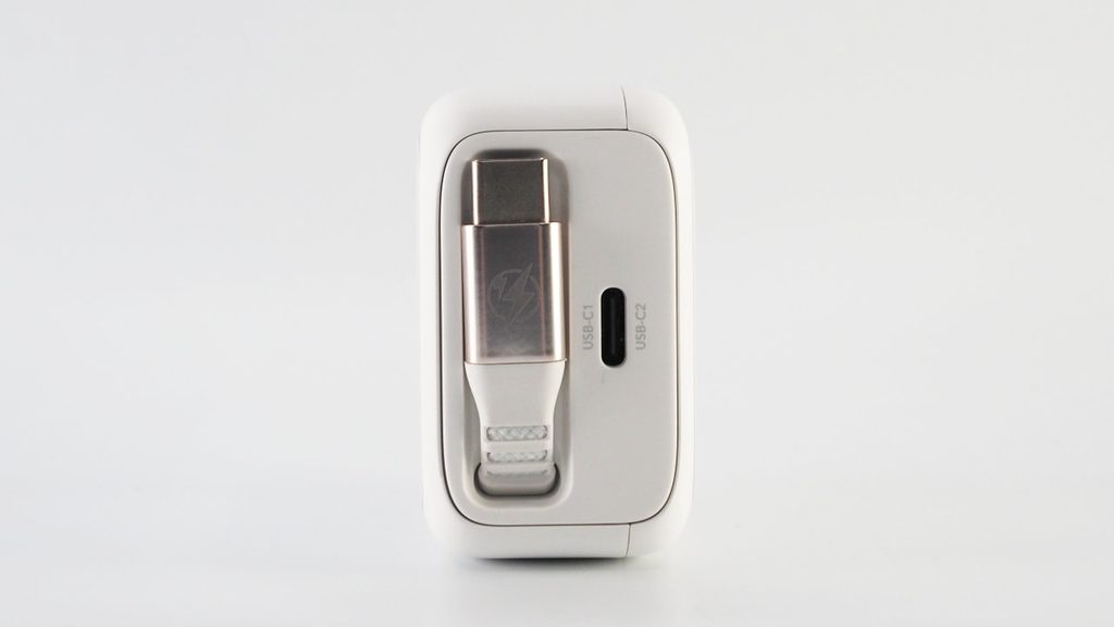 ESR Xtend 45W 巻き取り式充電器の内蔵ケーブル収納時。