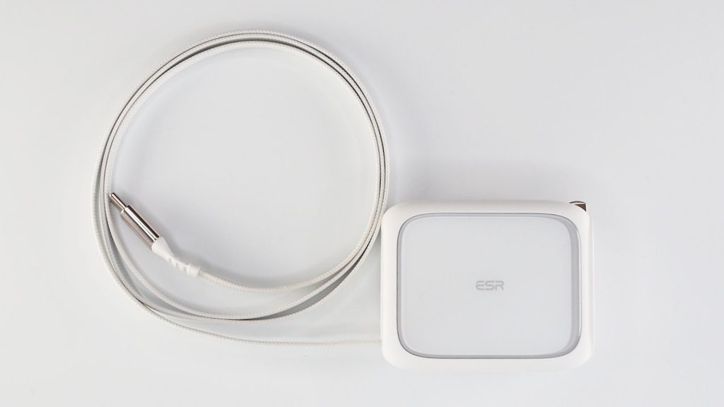 ESR Xtend 45W 巻き取り式充電器の内蔵ケーブルを引き出したところ。