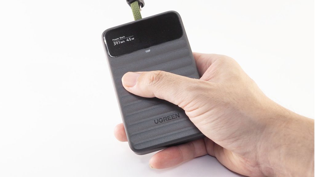 UGREEN Nexode Wavy 10000mAhの波型デザインは指にかかりやすく持ちやすい。