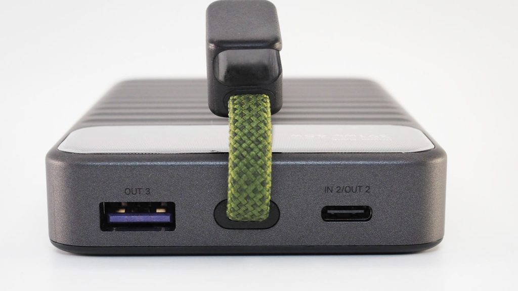 UGREEN Nexode Wavy 10000mAhの上面(内蔵ケーブルとUSBポート)。